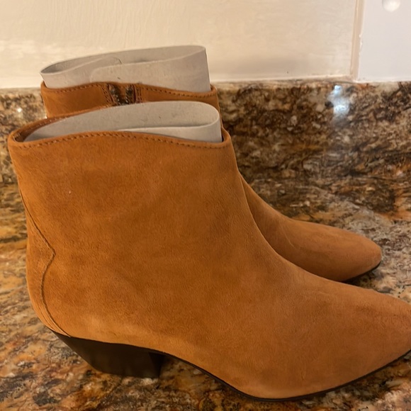 ISABEL MARANT
Dacken suede ankle boots NWT Size 38 - Picture 10 of 13